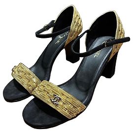 Chanel Pumps aus schwarzem Wildleder mit goldener Kette