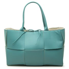 Bottega Veneta Bolsa Tote Maxi Intrecciato Arco em Nappa Azul Medium