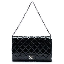 Chanel CC gesteppte Clutch aus Lackleder in Schwarz mit Kette