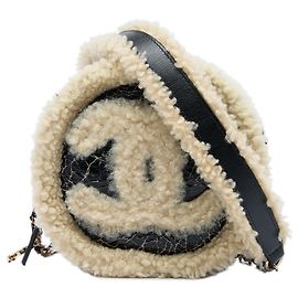 Chanel runde Clutch aus glänzendem, geknittertem Lammleder mit schwarzem Shearling-Besatz und Kette