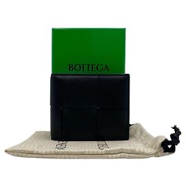 Bottega Veneta Carteira bifold Cassette Intrecciato em couro preto