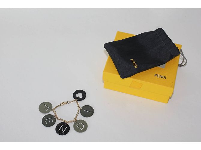 Bracciale Fendi oro con charm verde e nero - vista 2