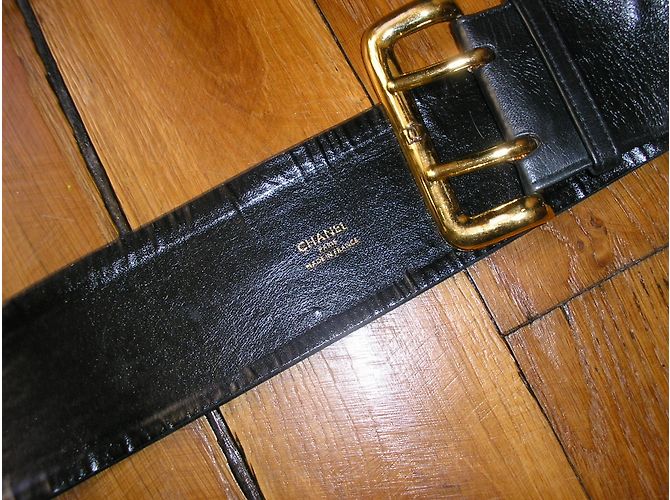Cinturón Chanel de cuero negro con hebilla dorada - vista 4