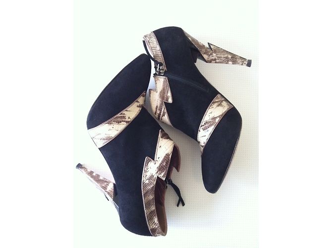 Botas de tornozelo Miu Miu em camurça preta e couro estampado 37,5 Preto - vista 3