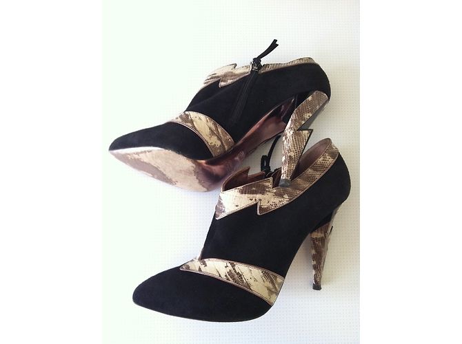 Botas de tornozelo Miu Miu em camurça preta e couro estampado 37,5 Preto - vista 4