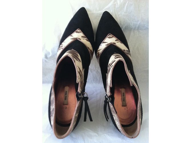 Botas de tornozelo Miu Miu em camurça preta e couro estampado 37,5 Preto - vista 5