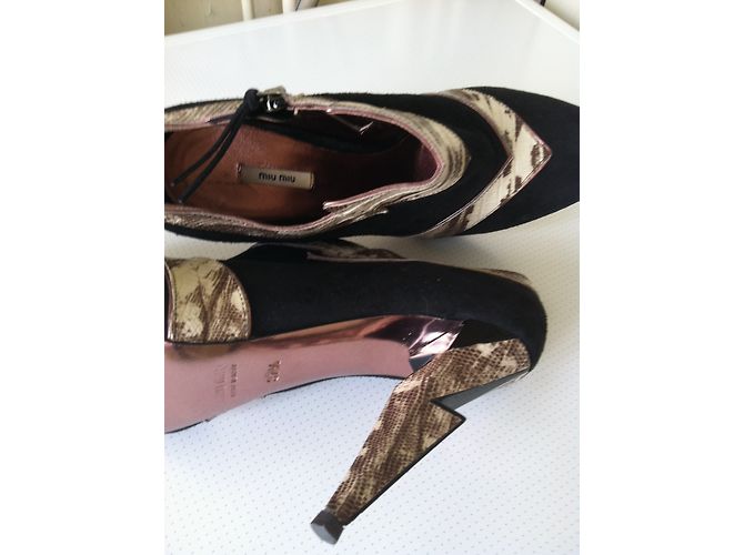 Botas de tornozelo Miu Miu em camurça preta e couro estampado 37,5 Preto - vista 6