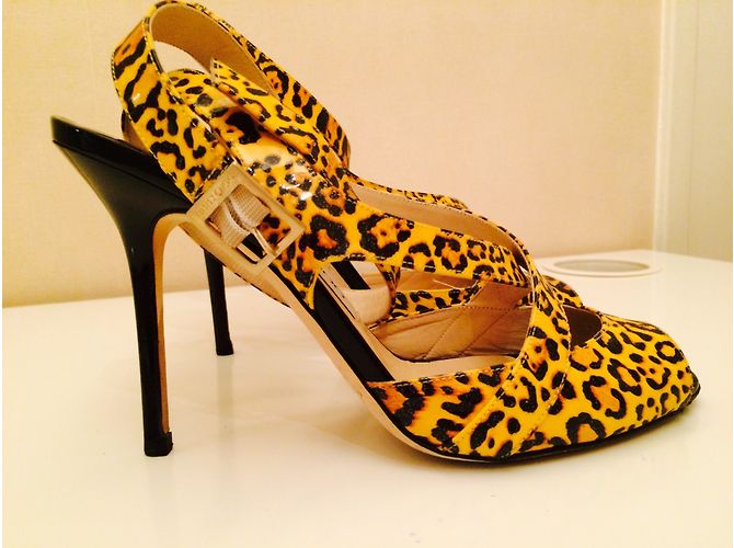 Décolleté Jimmy Choo Leopard in Vernice Nero e Giallo - vista 2