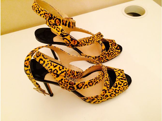 Décolleté Jimmy Choo Leopard in Vernice Nero e Giallo - vista 3