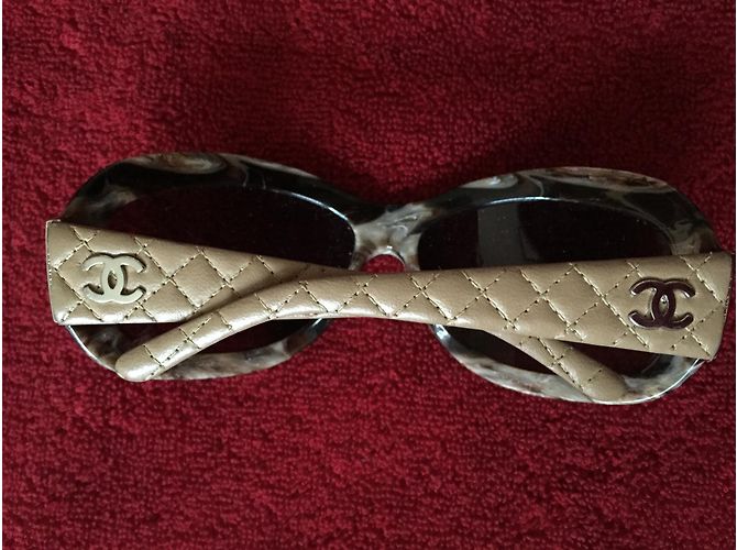 Chanel Sonnenbrille aus beige gestepptem Leder - Ansicht 4