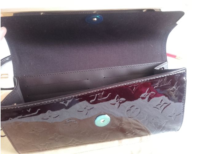 Louis Vuitton Rossmore Cartera de Charol Amaranto - vista 4