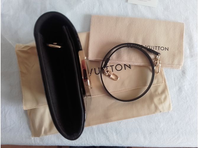 Louis Vuitton Rossmore Cartera de Charol Amaranto - vista 9
