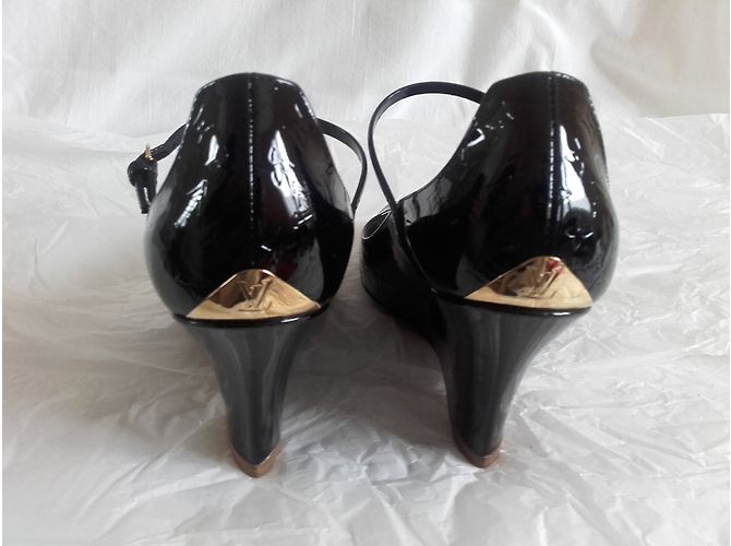 Louis Vuitton Amarante Lackleder Monogramm Keilabsatz Pumps - Ansicht 3