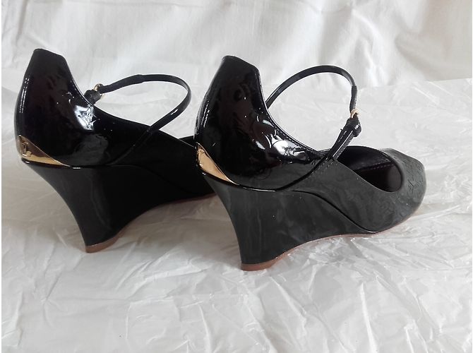 Louis Vuitton Amarante Lackleder Monogramm Keilabsatz Pumps - Ansicht 4