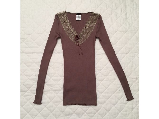 Top de seda Pinko taupe com decote em renda dourada - vista 3