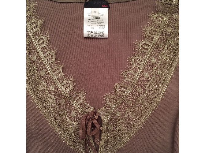Top de seda Pinko taupe com decote em renda dourada - vista 4