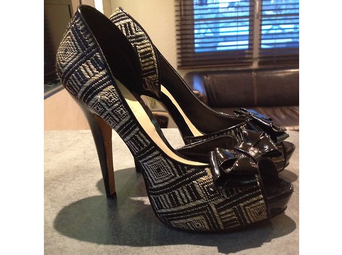Autre Marque Décolleté asimmetrici André Aztec in vernice nero - vista 4