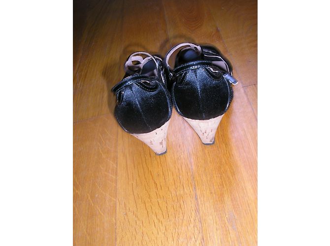 Sandali Prada con zeppa in satin e pelle vernita nera Nero - vista 3