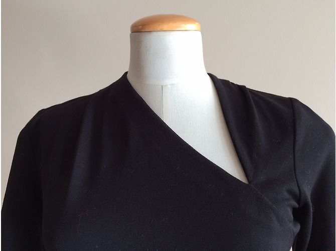 Autre Marque LIL St Germain Schwarzes Kleid asymmetrischer Ausschnitt - Ansicht 6