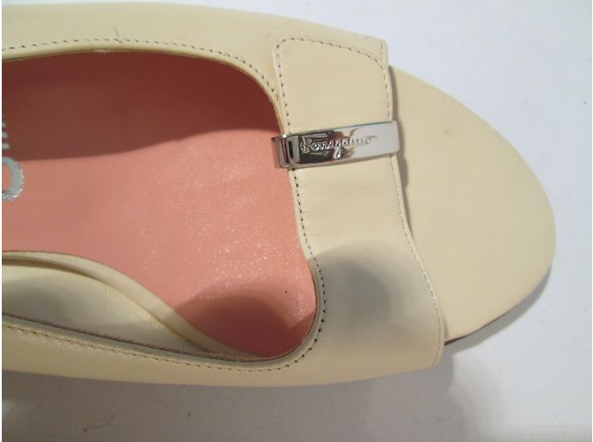 Salvatore Ferragamo Leder Pumps Beige - Ansicht 2