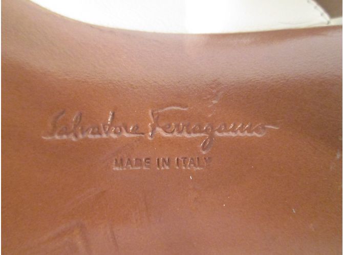 Salvatore Ferragamo Leder Pumps Beige - Ansicht 5