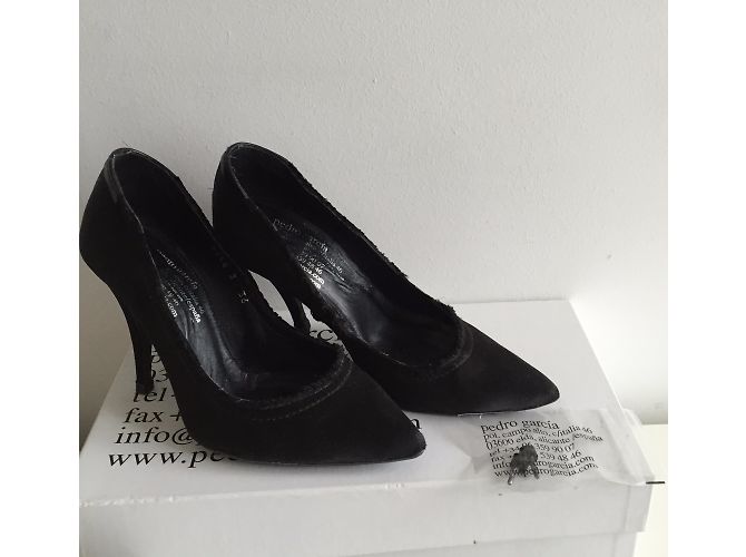 Décolleté Pedro Garcia in raso nero con frange - vista 8