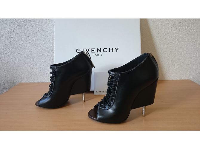 Givenchy's Nissa Lace-Up Boot-Heel Heel, taglia 37,5 - vista 3