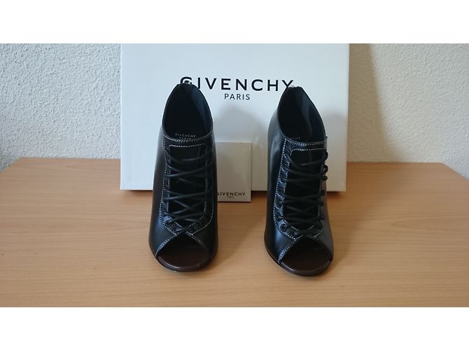 Givenchy's Nissa Lace-Up Boot-Heel Heel, taglia 37,5 - vista 4