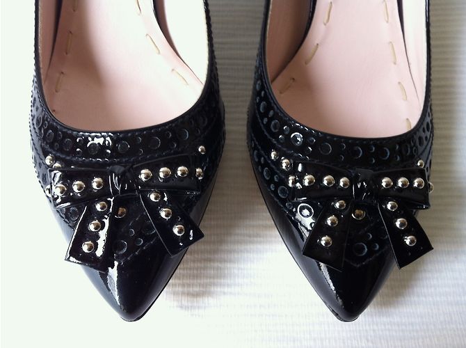 Miu Miu Décolleté in vernice nera con borchie Nero - vista 9