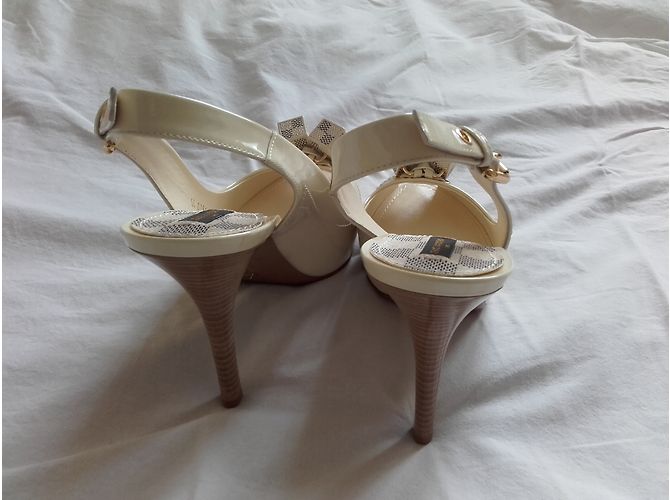 Sandali Louis Vuitton Saint Honoré Crema Vernice 39 Crudo - vista 3