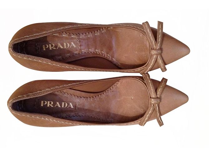Décolleté Prada in pelle beige con fiocco - vista 2