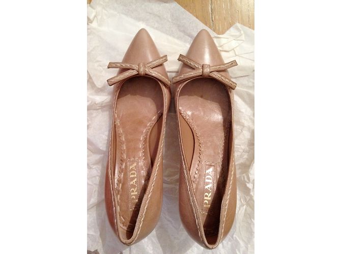 Décolleté Prada in pelle beige con fiocco - vista 3