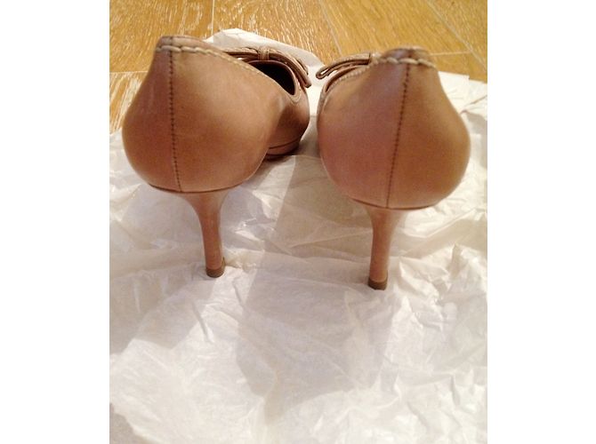 Décolleté Prada in pelle beige con fiocco - vista 7