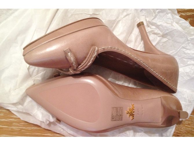 Décolleté Prada in pelle beige con fiocco - vista 8