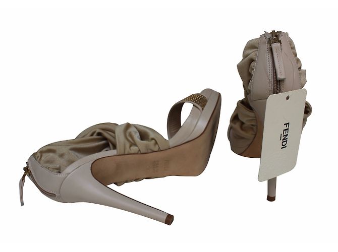 Sandali Fendi in pelle color crema - vista 4