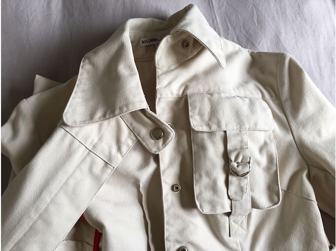 Abrigo estilo gabardina Les Petites de algodón beige y rojo - vista 3