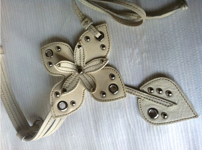 Miu Miu Ledergürtel Creme Blumen Kollektion - Ansicht 3