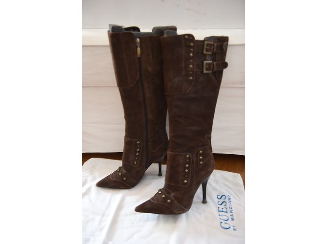 Botas Guess Marrones de Nubuck con Tachuelas Metálicas Castaño - vista 3