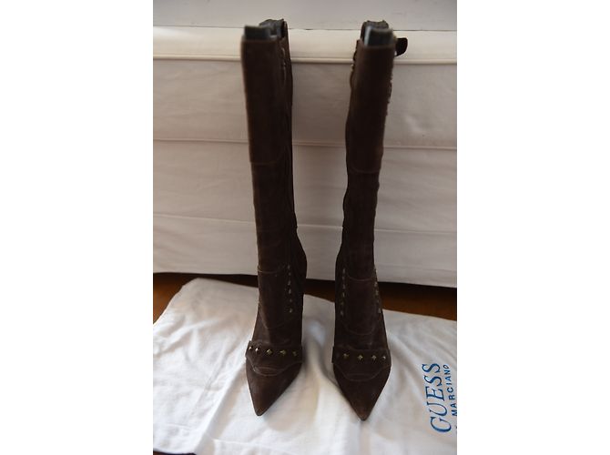 Botas Guess Marrones de Nubuck con Tachuelas Metálicas Castaño - vista 4