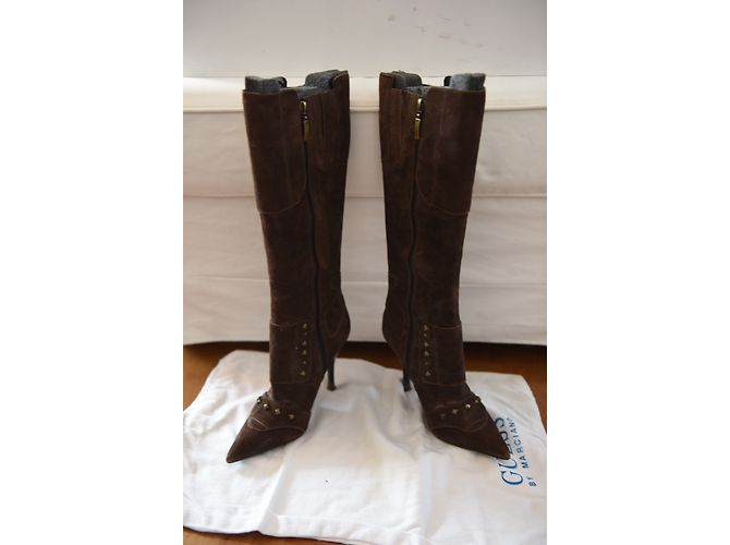 Botas Guess Marrones de Nubuck con Tachuelas Metálicas Castaño - vista 5