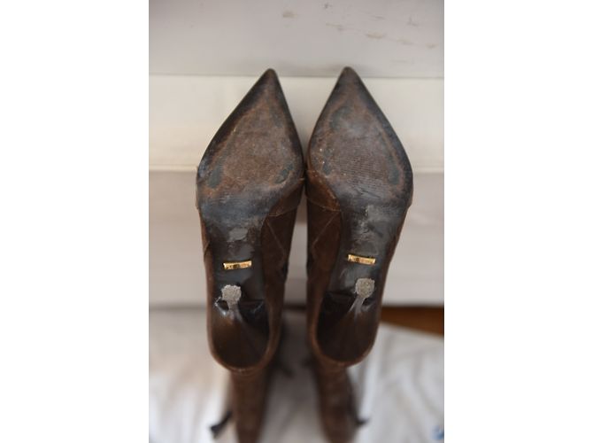 Botas Guess Marrones de Nubuck con Tachuelas Metálicas Castaño - vista 6