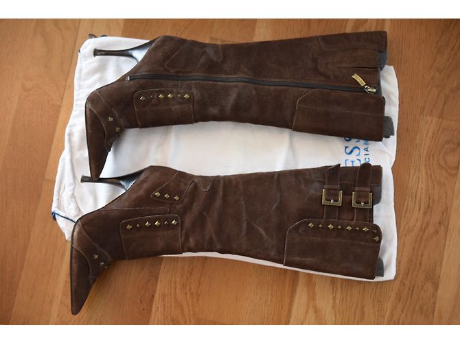 Botas Guess Marrones de Nubuck con Tachuelas Metálicas Castaño - vista 7