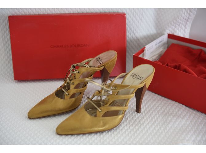 Mules Charles Jourdan en cuir daim doré Taille 37 - vue 3