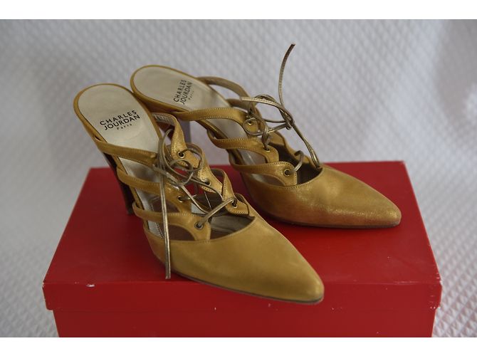Mules Charles Jourdan en cuir daim doré Taille 37 - vue 4