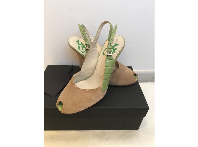 Sandali con zeppa Gianfranco Ferré in scamosciato beige e pelle verde - vista 3