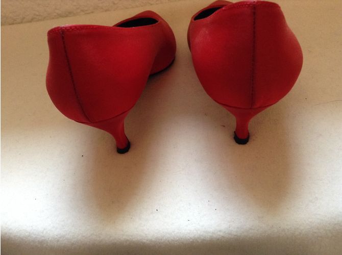 Yves Saint Laurent Pumps aus roter Seide Größe 38 - Ansicht 2