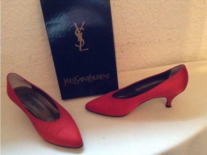 Yves Saint Laurent Pumps aus roter Seide Größe 38 - Ansicht 4