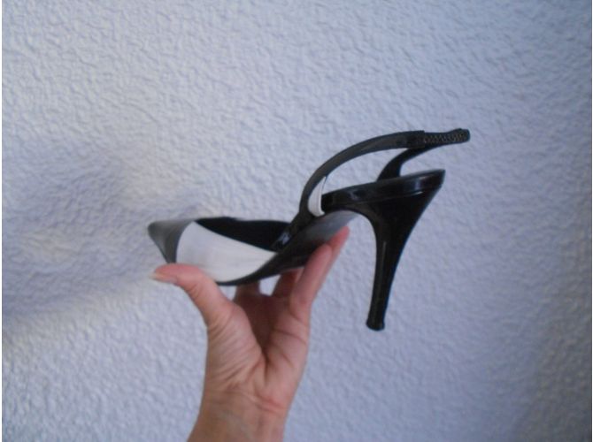 Décolleté Escada in pelle nero e bianco tacco 10cm - vista 3