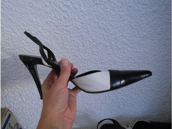 Décolleté Escada in pelle nero e bianco tacco 10cm - vista 5