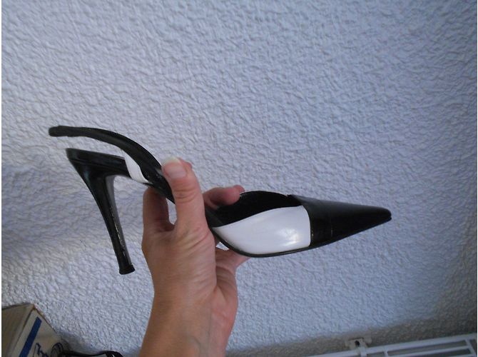 Décolleté Escada in pelle nero e bianco tacco 10cm - vista 6